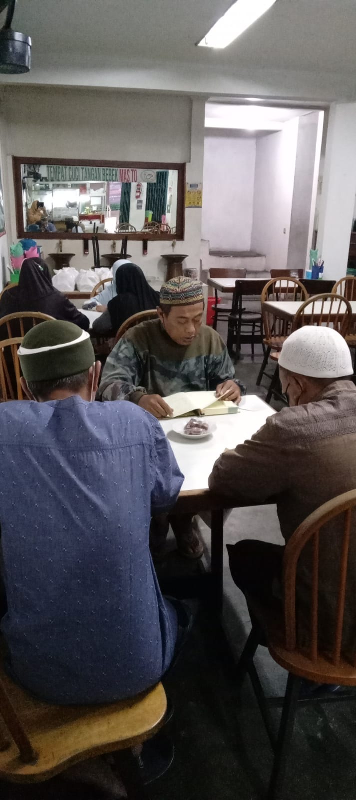 Sukseskan Program Khatam Quran, Warung Bebek Ini Gratiskan Menu Buka Puasa